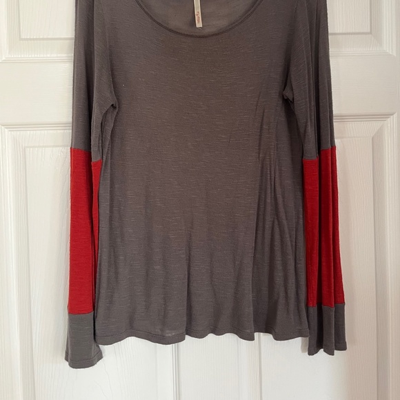 Two-Tone Grey and Maroon Long-Sleeve Top - Picture 3 of 4
